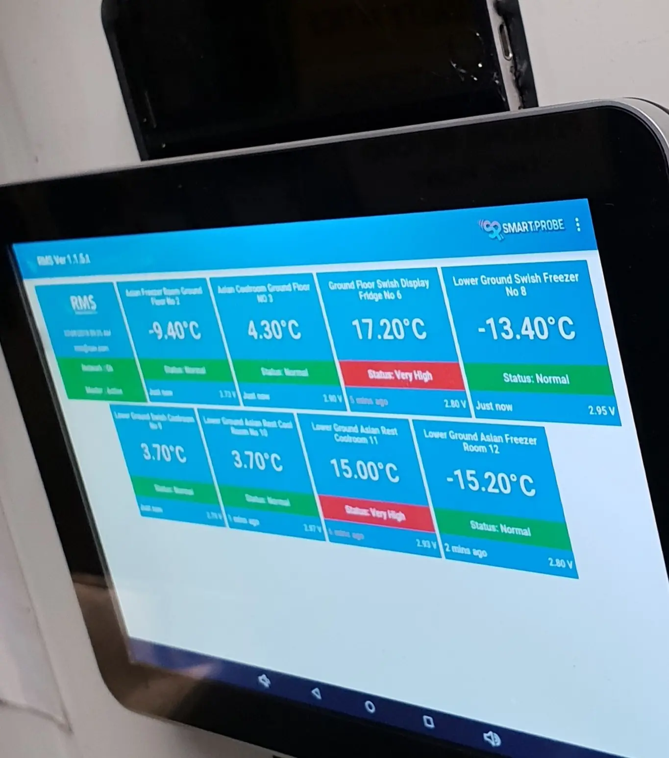 The SmartProbe display tablet showing probe temperatures